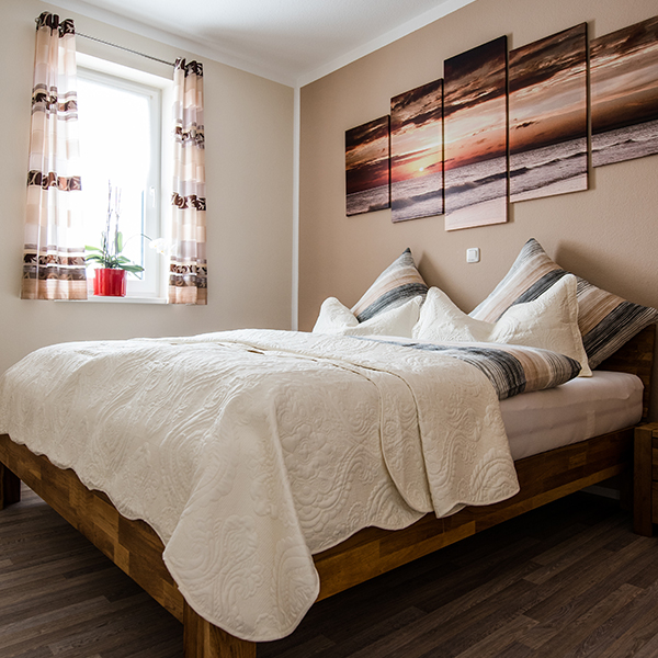 Schlafzimmer mit Doppelbett