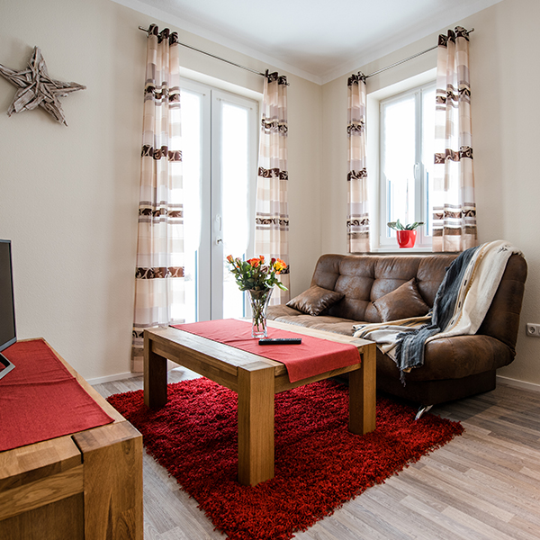 Wohnbereich mit Couch und Couchtisch