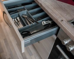 Geöffnete Küchenschublade mit Besteck