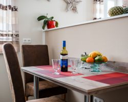 Esstisch im Business Apartment Franken